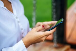 Vecino utilizando el WhatsApp del Ayuntamiento de Tres Cantos para comunicar incidencias municipales.