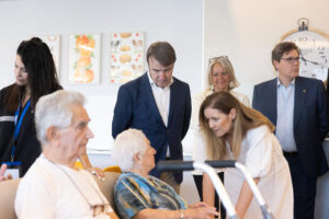 El alcalde Jesús Moreno y la consejera Ana Dávila visitan a los evacuados del incendio de la Sierra Oeste en la Residencia Valdeluz de Tres Cantos.