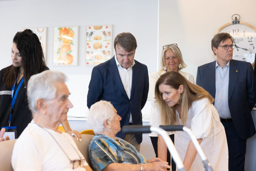 El alcalde Jesús Moreno y la consejera Ana Dávila visitan a los evacuados del incendio de la Sierra Oeste en la Residencia Valdeluz de Tres Cantos.
