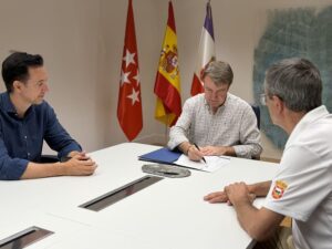 Jesús Moreno firma el convenio entre el Ayuntamiento de Tres Cantos y el Club de Golf Tres Cantos para impulsar la práctica del golf.