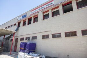 Operarios realizan obras de climatización y mejora en un colegio público de Tres Cantos.