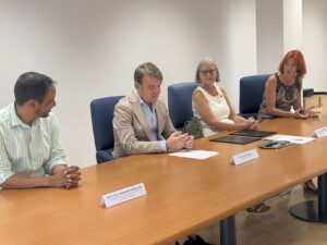Jesús Moreno firma el convenio con la Asociación de Amigos del Pueblo Saharaui y recibe a las niñas del programa Vacaciones en Paz en Tres Cantos.