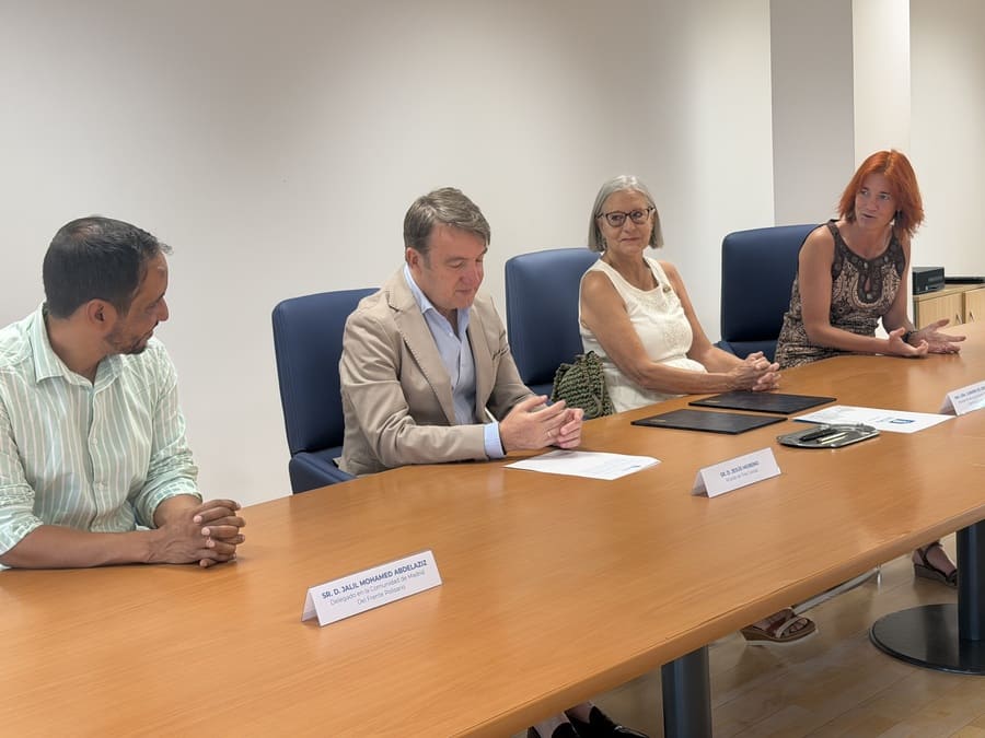 Jesús Moreno firma el convenio con la Asociación de Amigos del Pueblo Saharaui y recibe a las niñas del programa Vacaciones en Paz en Tres Cantos.