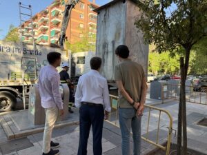 Operarios realizando la limpieza y mantenimiento de contenedores soterrados en Tres Cantos durante la campaña especial de verano.