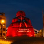 El Ayuntamiento ilumina Alcobendas y pone una gran lona para homenajear a la selección española de fútbol