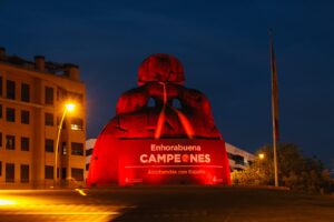 El Ayuntamiento ilumina Alcobendas y pone una gran lona para homenajear a la selección española de fútbol
