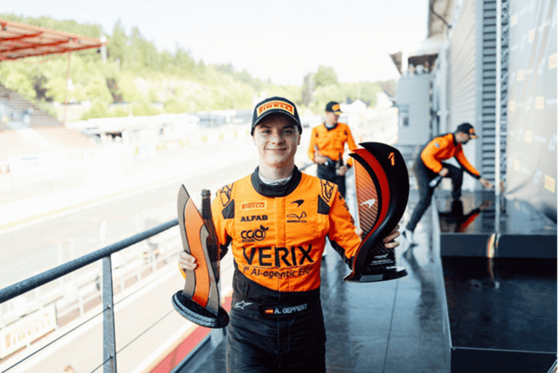 Alejandro Geppert celebra su doble victoria en Spa-Francorchamps durante el McLaren Trophy Europe 2026.