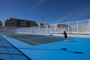 Modernización de las instalaciones deportivas de Tres Cantos durante el verano con mejoras en piscinas, campos de fútbol, pistas de tenis y nuevas infraestructuras deportivas municipales.