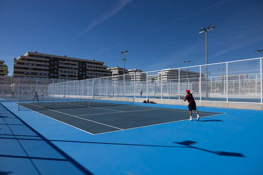 Modernización de las instalaciones deportivas de Tres Cantos durante el verano con mejoras en piscinas, campos de fútbol, pistas de tenis y nuevas infraestructuras deportivas municipales.