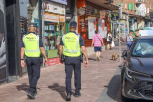 La Policía Local de Alcobendas realiza una campaña de recomendaciones para unas vacaciones seguras