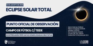 Eclipse solar total en San Sebastián de los Reyes con vecinos observando el fenómeno desde el campo de fútbol de la calle Teide.