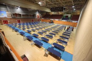 Evacuados de Navalagamella en el Polideportivo José Caballero de Alcobendas tras los incendios del suroeste de Madrid.