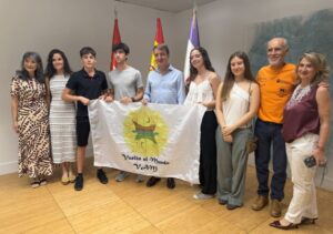 Cuatro jóvenes de Tres Cantos junto al alcalde Jesús Moreno antes de participar en la Expedición Vuelta al Mundo 2026.