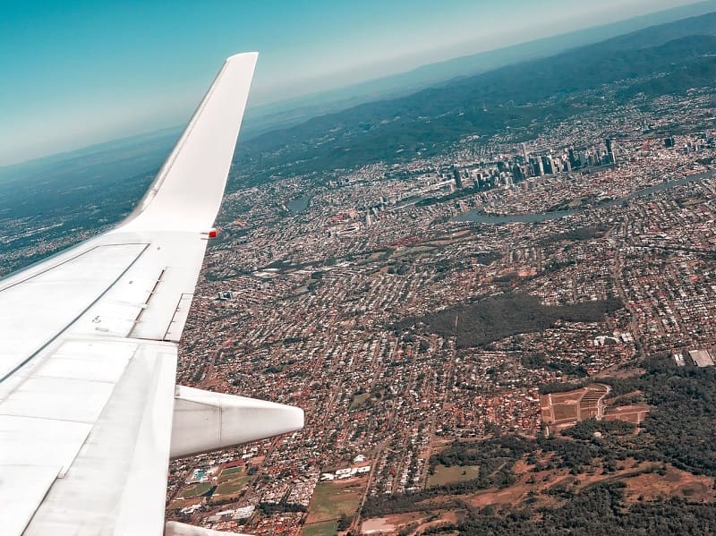 Avión sobrevolando San Sebastián de los Reyes mientras Izquierda Independiente reclama revertir el cambio de rutas aéreas por el aumento del ruido.
