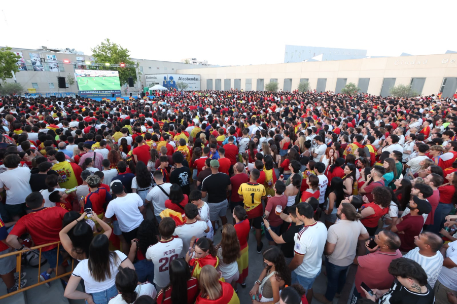 Miles de vecinos de Alcobendas vivieron juntos la final del Mundial en la explanada de la Ciudad Deportiva Valdelasfuentes