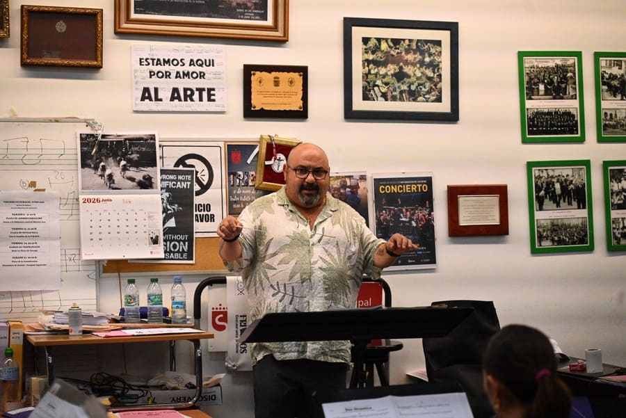 Jesús Vioque, director de la Banda de Música de San Sebastián de los Reyes, durante los preparativos de las Fiestas del Cristo de los Remedios 2026.