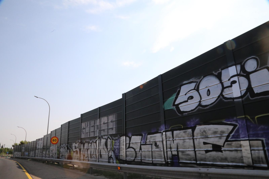 Alcobendas exige al Gobierno Central la limpieza inmediata de las pintadas en las pantallas acústicas de la A-1