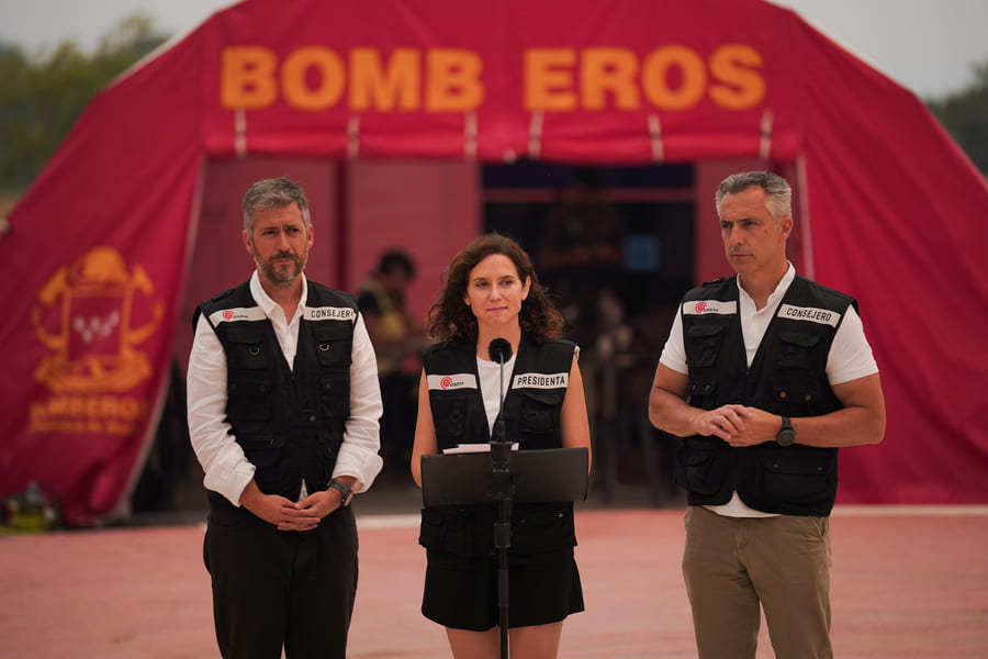 Isabel Díaz Ayuso durante la reunión del CECOP por el incendio de la Sierra Oeste en Cenicientos.