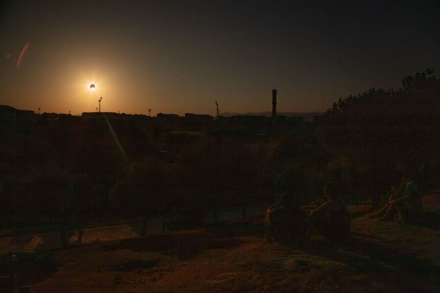 Miles de personas observan el eclipse solar en Tres Cantos desde Valdeloshielos y Soto de Viñuelas