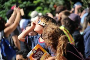 El Ayuntamiento de Tres Cantos anuncia la suspensión de las actividades del eclipse solar del 12 de agosto por riesgo de incendios.