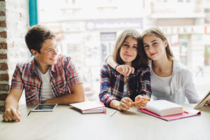Alumnos en la nueva Escuela Municipal de Idiomas de Tres Cantos durante una clase de inglés.