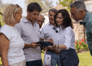 Isabel Díaz Ayuso y Jesús Moreno durante la visita a Soto de Viñuelas un año después del incendio