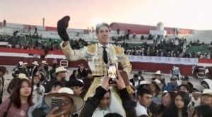 Diego García sale a hombros tras ganar el Escapulario de Oro en la Feria de Sicaya 2026.