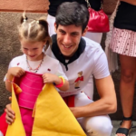 Los capotes de Diego García desatan la locura en San Sebastián de los Reyes: «Es el mejor regalo que se les puede dar a los niños»