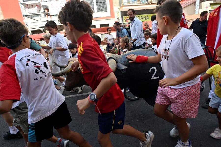 Niños participan en un encierro infantil durante las Fiestas de San Sebastián de los Reyes 2026