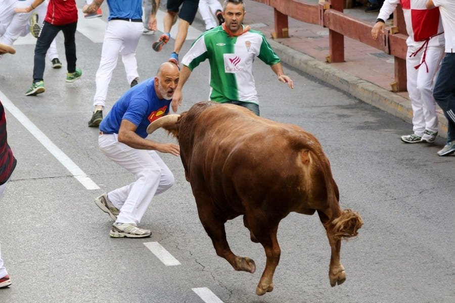 Corredores junto a los toros durante los encierros de San Sebastián de los Reyes 2026