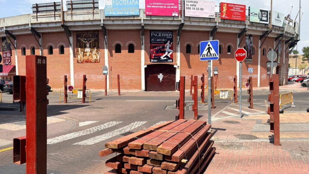 : Instalación del vallado del recorrido del Encierro de San Sebastián de los Reyes para las Fiestas 2026