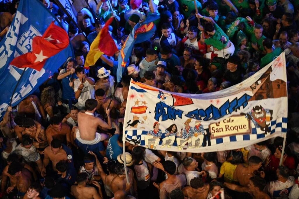 Vecinos y visitantes disfrutan del ambiente en las peñas oficiales de las Fiestas de San Sebastián de los Reyes 2026.