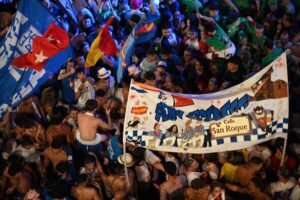 Vecinos y visitantes disfrutan del ambiente en las peñas oficiales de las Fiestas de San Sebastián de los Reyes 2026.