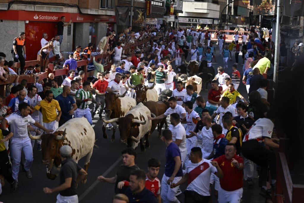 El tercer encierro de las fiestas de Sanse ha destacado por su rapidez y grandes carreras