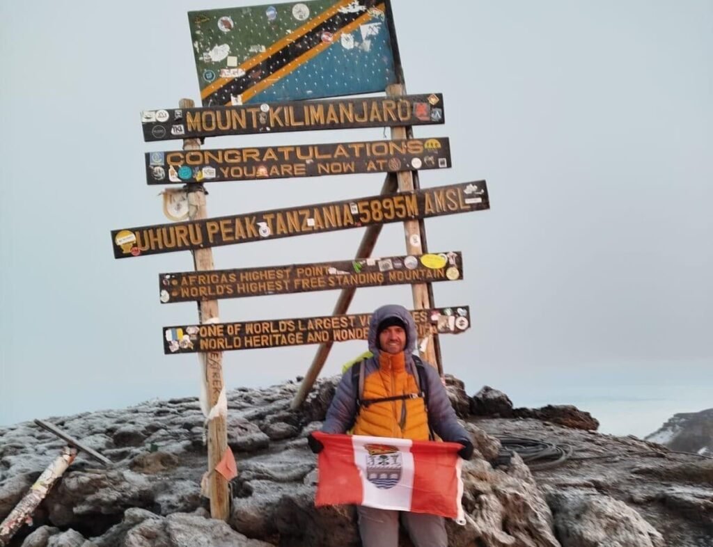 Adrián García, vecino de San Sebastián de los Reyes, en el Kilimanjaro