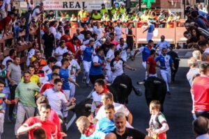 Corredores participan en los encierros de San Sebastián de los Reyes cumpliendo las normas de seguridad del Bando Municipal