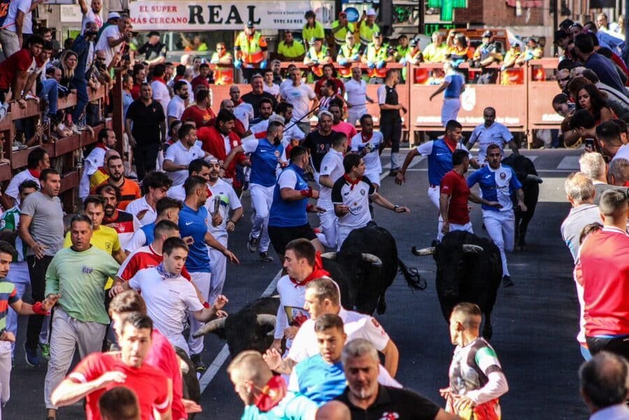 Corredores participan en los encierros de San Sebastián de los Reyes cumpliendo las normas de seguridad del Bando Municipal