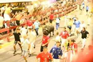 El encierro nocturno acumula catorce caídas de corredores