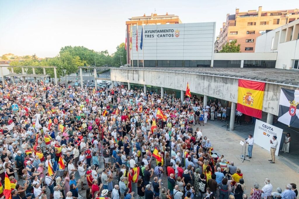 Cerca de 4.000 personas muestran su apoyo a Ceuta en la Plaza del Ayuntamiento de Tres Cantos