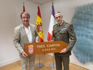 Jesús Moreno entrega al comandante Emilio Arias la señal de Tres Cantos que viajará a la Antártida.
