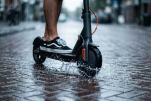 Patinete eléctrico con casco tras la entrada en vigor de la nueva normativa en Tres Cantos.