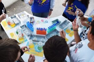 Estudiantes participando en los talleres interactivos de ciencia del Curiosity Cube de Merck en Tres Cantos.