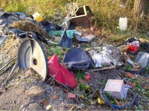 El Ayuntamiento de Sanse recuerda que está prohibido depositar vertidos de residuos en zonas industriales, caminos y espacios naturales