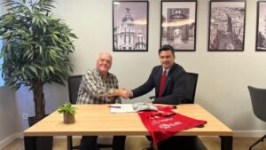 José García y Pablo Cotelo firman la renovación del patrocinio entre Futsal Sanse y Redpiso en San Sebastián de los Reyes.