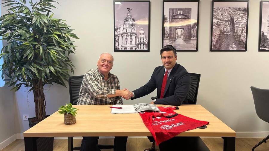 José García y Pablo Cotelo firman la renovación del patrocinio entre Futsal Sanse y Redpiso en San Sebastián de los Reyes.